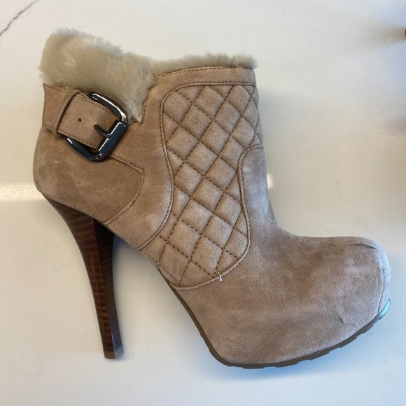 6.5 M Guess Faux Suede Booties - Picture 1 of 7